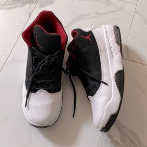 Nike Air Jordan Boys Max Aura 2 - Black + Red - Size 7Y